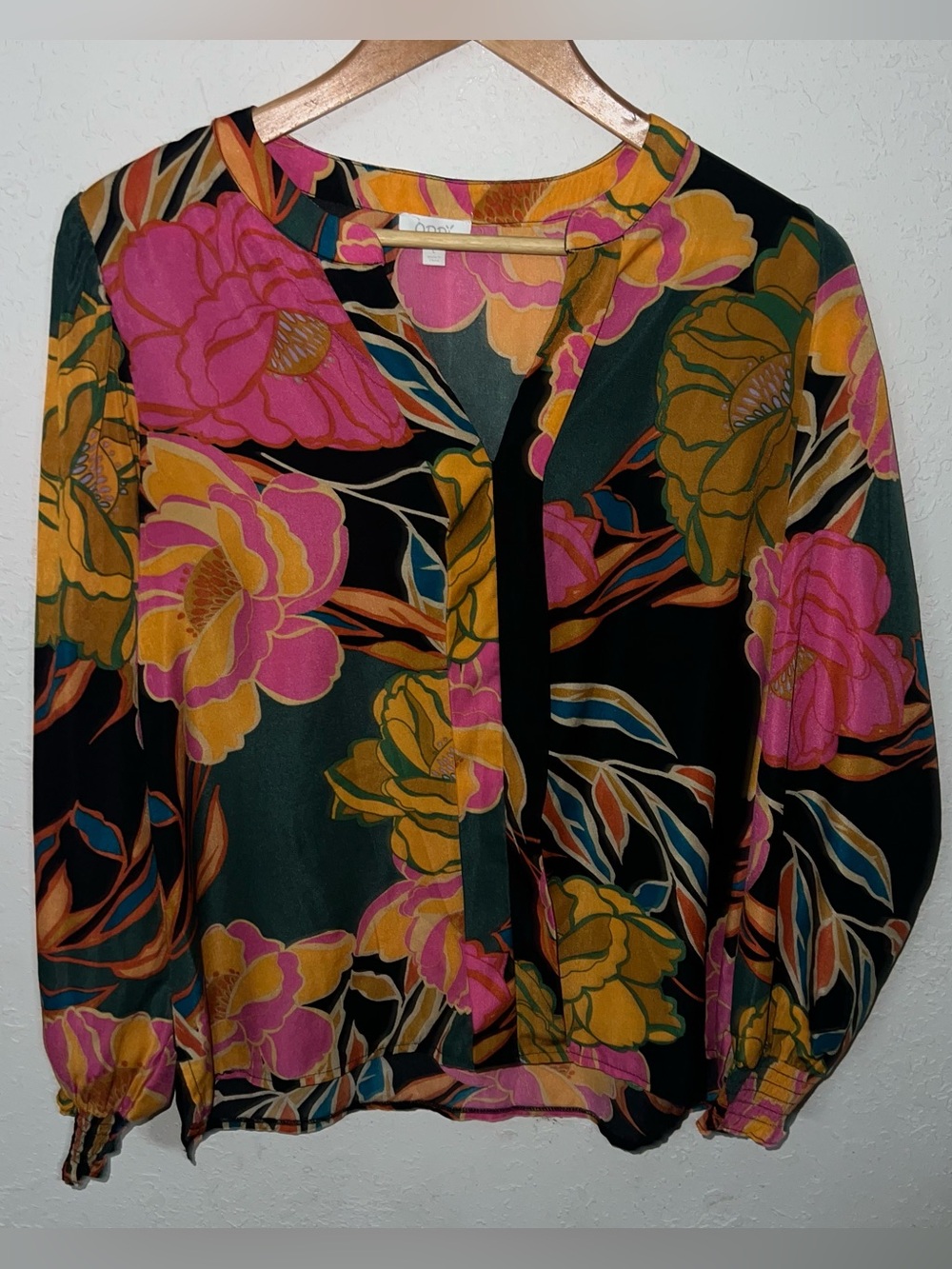 Oddi Vibrant Printed long sleeve
Floral V-Neck Blouse in Pink & Green Size Larg